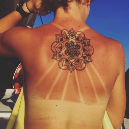 Следы от купальника вид сзади. Следы от загара