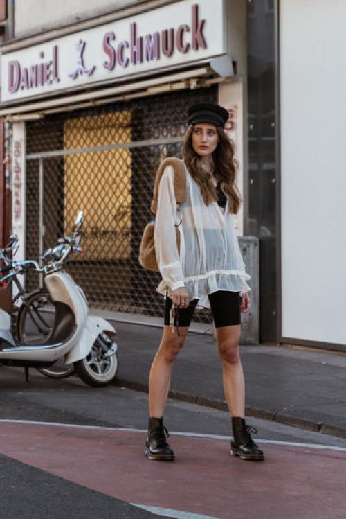 Девушки в черных кепках. Как носить 04