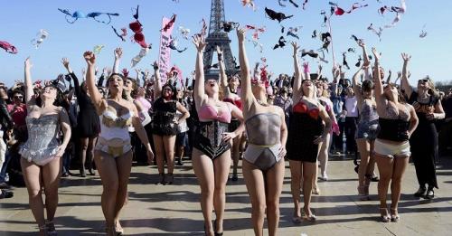 Женщины без бюстгальтеров. Вот почему женщины отказываются от лифчика: 7 причин на радость феминисткам. 02