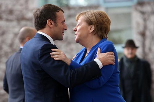 Отказаться от поцелуев и рукопожатий. Роспотребнадзор опубликовал рекомендации, как можно защититься от заражения коронавирусом. 05