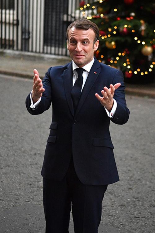 Отказаться от поцелуев и рукопожатий. Роспотребнадзор опубликовал рекомендации, как можно защититься от заражения коронавирусом. 04 Отказаться от поцелуев и рукопожатий. Роспотребнадзор опубликовал рекомендации, как можно защититься от заражения коронавирусом. 04