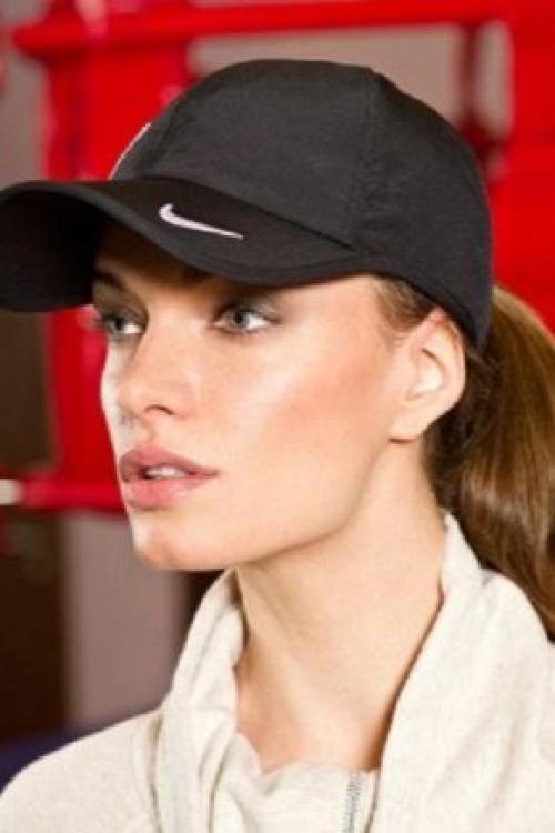 Девушка с кепкой найк. Кепка Nike