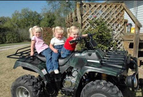 Сиамские близнецы тройняшки. Тройняшки: история сиамских близнецов и их сестрички спустя 14 лет