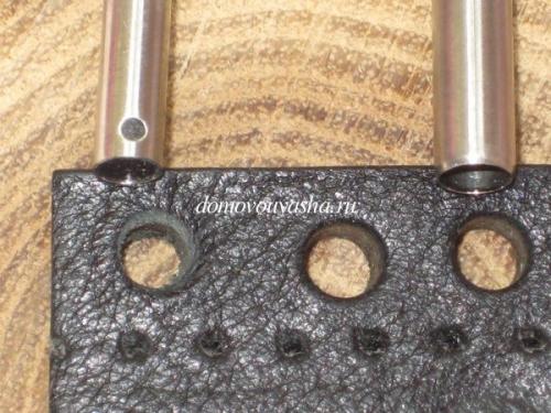 Дырки в коже чем делать. Как аккуратно сделать отверстие в кожаном ремне