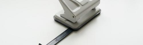 Как сделать дырку без дырокола. Как сделать дырки в бумаге без дырокола