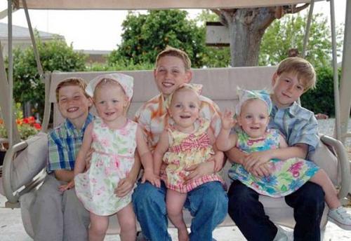 Сиамские близнецы тройняшки. Тройняшки: история сиамских близнецов и их сестрички спустя 14 лет