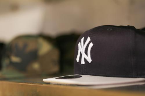 Как появились девочки в кепках. История происхождения бейсболки