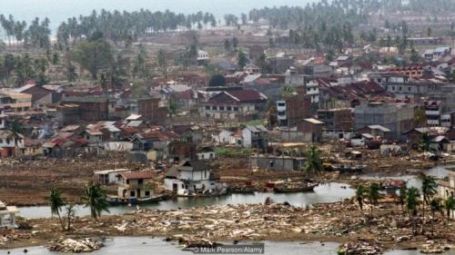 Какие из этих географических объектов находятся в опасности из-за антропогенного воздействия. Чем опасна вода