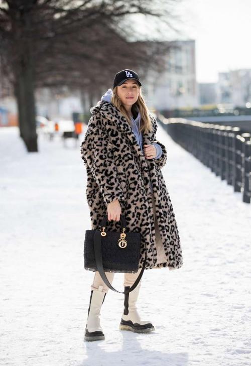 Крутые девушки в кепках. Модные женские бейсболки 2023: тренды и с чем носить