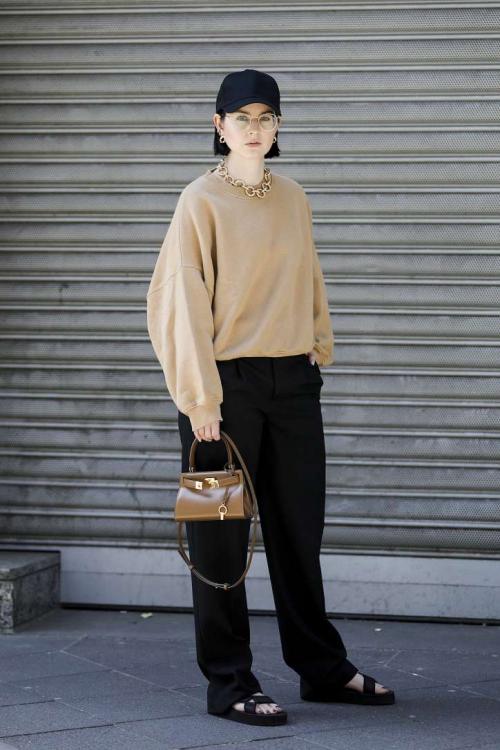 Крутые девушки в кепках. Модные женские бейсболки 2023: тренды и с чем носить