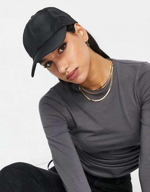 Крутые девушки в кепках. Модные женские бейсболки 2023: тренды и с чем носить