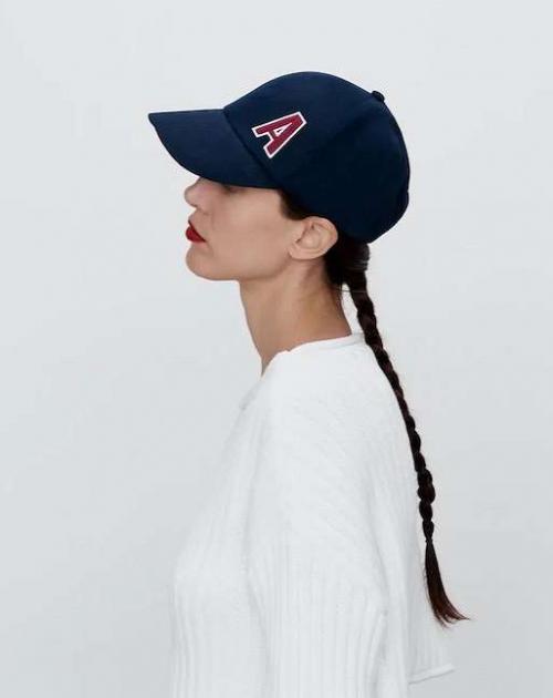 Крутые девушки в кепках. Модные женские бейсболки 2023: тренды и с чем носить