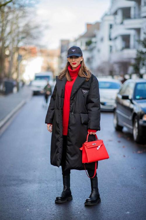 Крутые девушки в кепках. Модные женские бейсболки 2023: тренды и с чем носить