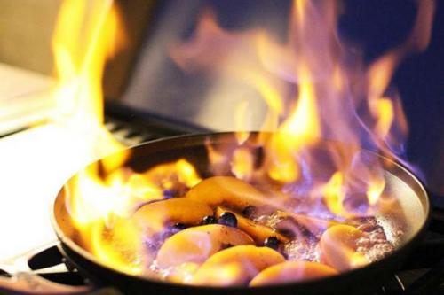 Десерт который разрезают и поливают. Обожженные фрукты