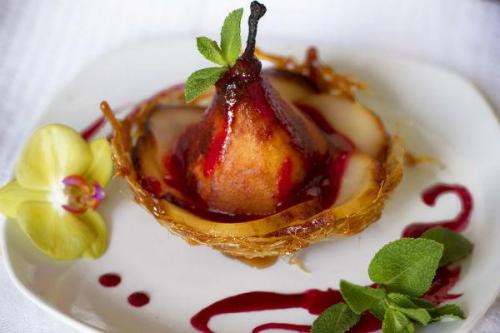 Десерт который разрезают и поливают. Обожженные фрукты