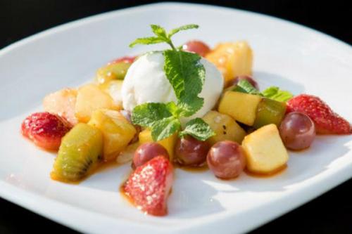 Десерт который разрезают и поливают. Обожженные фрукты