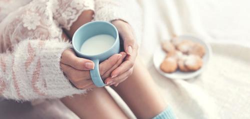 Вредно ли пить молоко на ночь. Польза молока на ночь