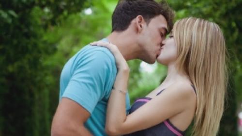 Как поцеловать парня на поцелуе на улице. Первый поцелуй