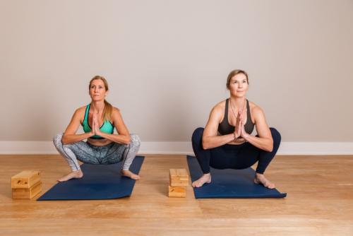 Какие виды йоги используют стояние на коленках. Что говорят учёные?