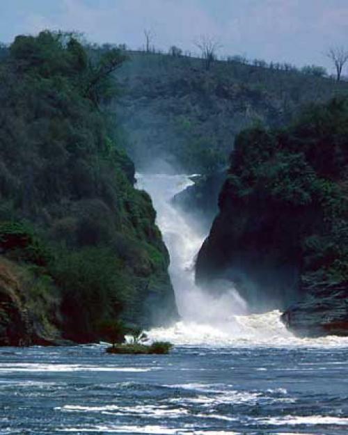 Какая река знаменита водопадом