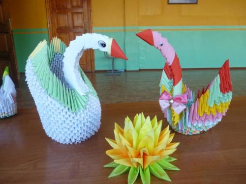 Какие варианты украшений можно использовать для лебедя из бумаги. Как сделать лебедя из бумаги в технике модульного оригами: простые схемы и чертежи с подробным описанием, как сложить лебедя