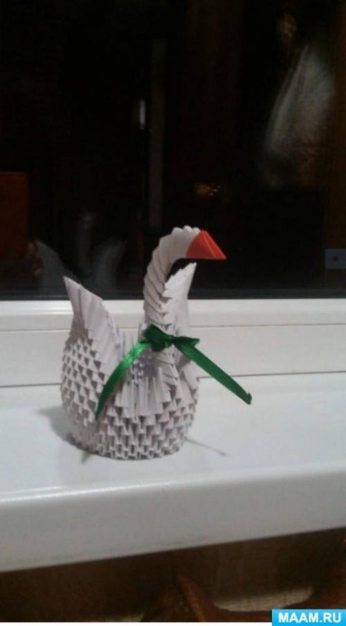 Какие навыки требуются для создания лебедя из бумажных треугольников. Мастер-класс «Модульного оригами Лебедя»