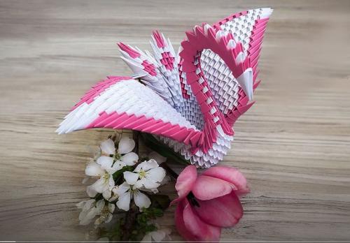 Какие инструменты нужны для изготовления бумажного лебедя из треугольных модулей. Пошаговая инструкция