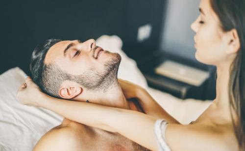 Что делает женщину привлекательной в постели для мужчины