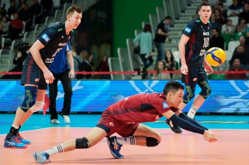 Изучение основных приемов и передач мяча в волейболе. Передача мяча двумя руками сверху 01