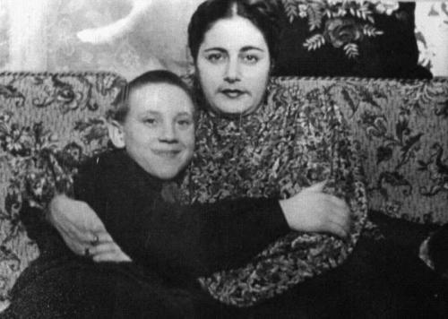 Возможно ли что отец Высоцкого скрывал свою национальность из-за страха или преследований. Папа Владимира Высоцкого: Кем был и почему скрывал свою национальность