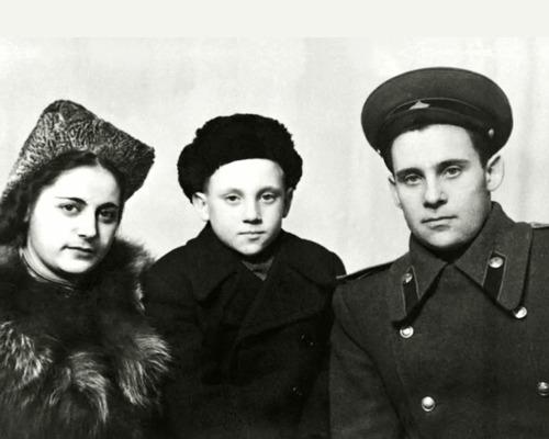 Возможно ли что отец Высоцкого скрывал свою национальность из-за страха или преследований. Папа Владимира Высоцкого: Кем был и почему скрывал свою национальность