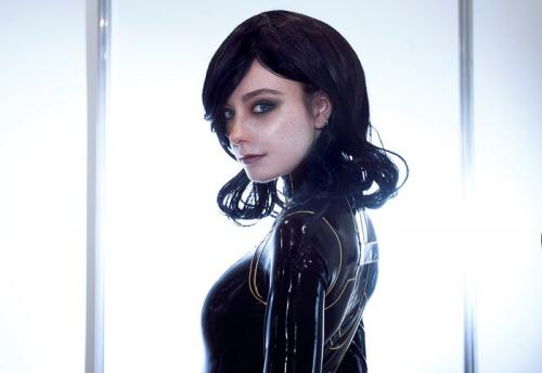 Существует ли какая-то специальная техника ношения больших жопов в латексе. Косплеер в латексе. Ответы на частые вопросы