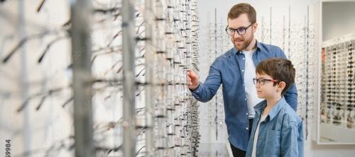 В очка.  Детские образы 2024: выбираем модные оправы