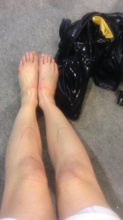 Существует ли какая-то специальная техника ношения больших жопов в латексе. Косплеер в латексе. Ответы на частые вопросы