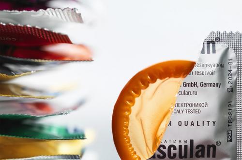 Можно ли использовать презерватив повторно. Презервативы можно надевать неправильно? А не миф ли это?