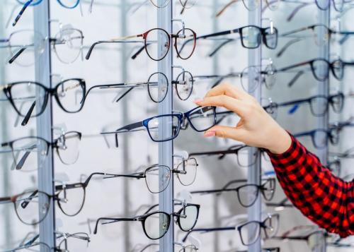 Какие особенности следует учитывать при выборе очков для дневного ношения. Ша.  Подбор оправы к очкам для зрения