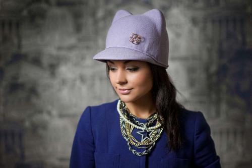 Какие бренды производят самые стильные кепки для девушек. Модные фасоны кепок 2024 года, женские и мужские модели