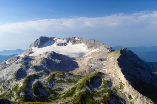 Какие места в России популярны среди туристов, желающих увидеть самые высокие деревья. Самые красивые в России горы и скалы