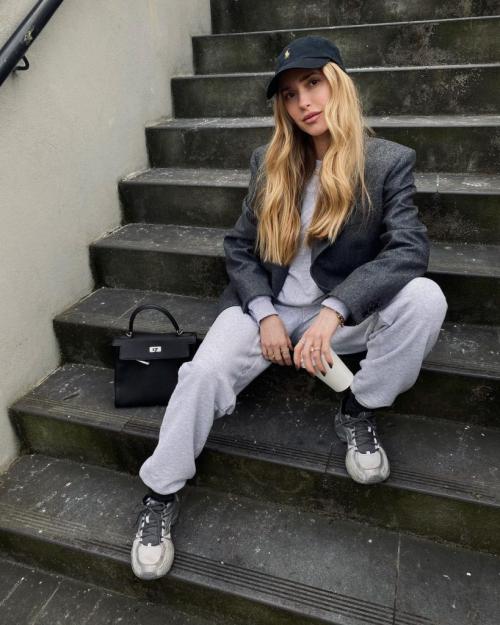 Девушка в бейсболке. С чем носить трендовый головной убор весны-лета 2024 — бейсболку