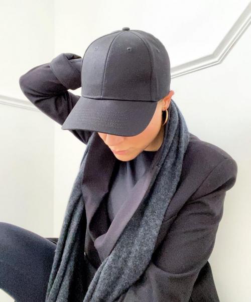 Девушка в бейсболке. С чем носить трендовый головной убор весны-лета 2024 — бейсболку