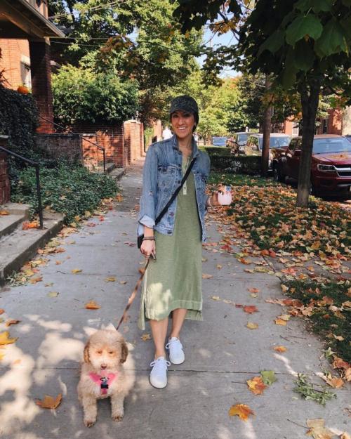 Девушка в бейсболке. С чем носить трендовый головной убор весны-лета 2024 — бейсболку