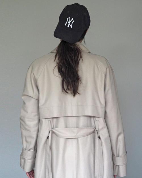 Девушка в бейсболке. С чем носить трендовый головной убор весны-лета 2024 — бейсболку