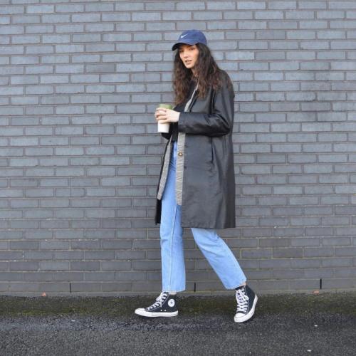 Девушка в бейсболке. С чем носить трендовый головной убор весны-лета 2024 — бейсболку