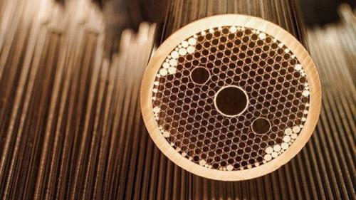 255 тбит/с: самая быстрая сеть в мире способна передать весь трафик интернета по единственному волокну.

