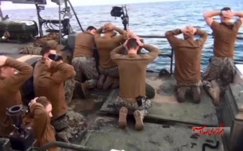 Иран отпустил морпехов Сильнейшей Армии в Истории, но сначала показал миру их на коленях. 02