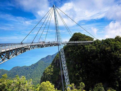 Пешеходный мост в Малайзии лангкави. 

