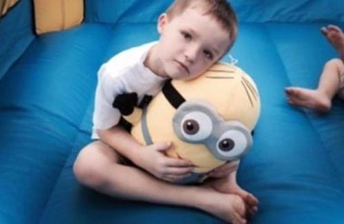 Этот мальчик - аутист почти плакал, когда никто не пришел к нему на праздник.  