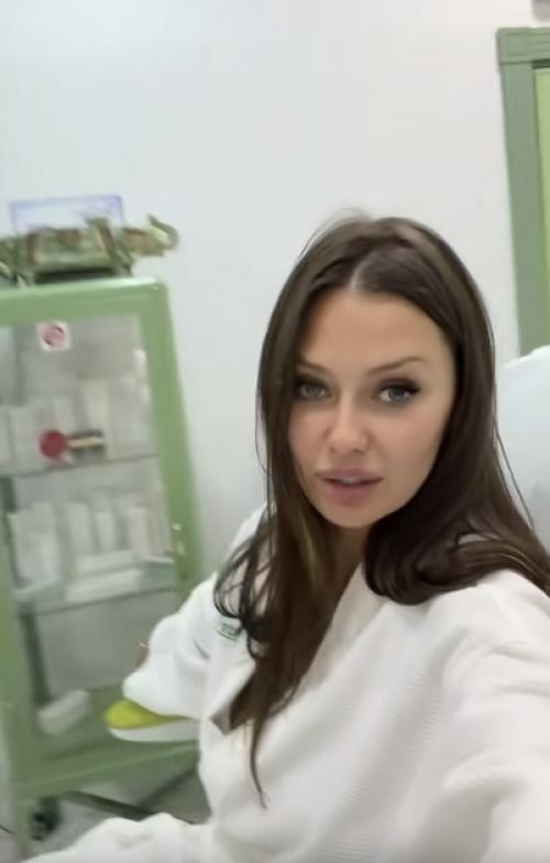 Боня снова живёт на максималках: говорит, жёстко отметили, текилу пила, а потом решила быстро привести лицо в порядок и поехала на ботокс. 

