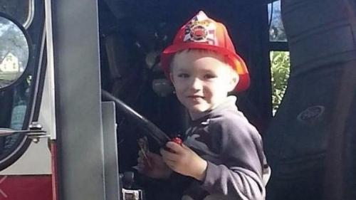 Этот мальчик - аутист почти плакал, когда никто не пришел к нему на праздник. 03