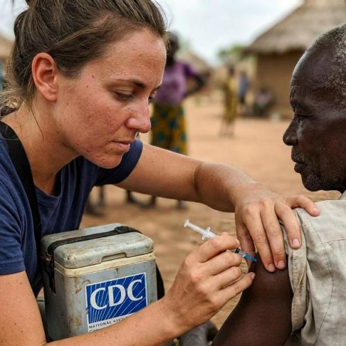 Он скончался у себя дома в атланте, причиной стала сердечная недостаточность. 02